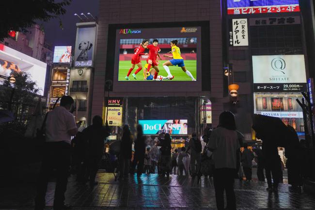 東京奧運(yùn)火熱開幕 華邦瀛為中國喝彩